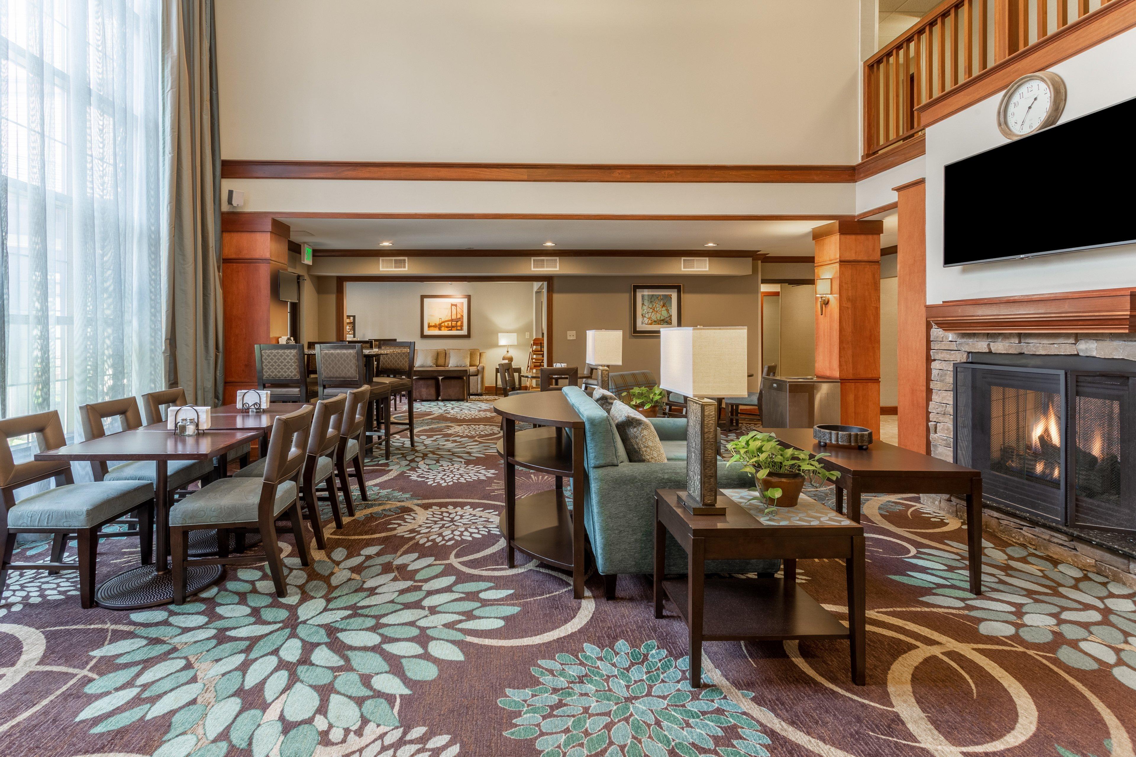 Staybridge Suites Davenport, An Ihg Hotel Беттендорф Экстерьер фото